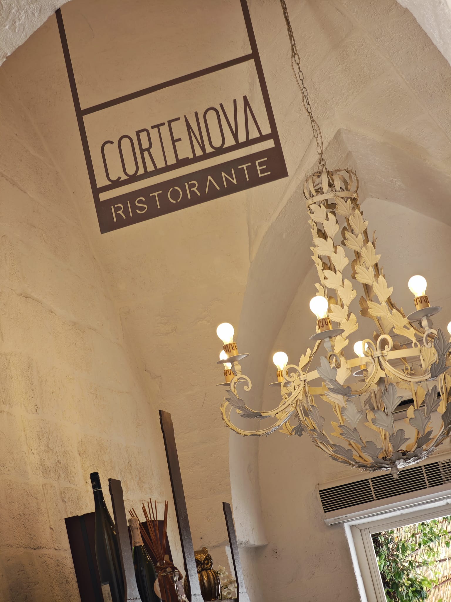 Interno del ristorante con volte in pietra